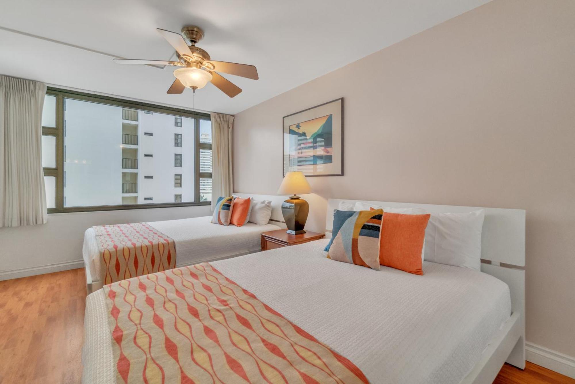 Waikiki Family 1 Block From With Full Kitchen, Pool, And Free Parking Honolulu