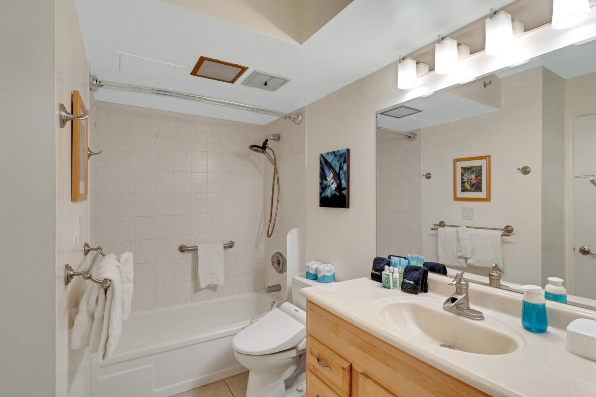 Waikiki Family 1 Block From With Full Kitchen, Pool, And Free Parking * Honolulu
