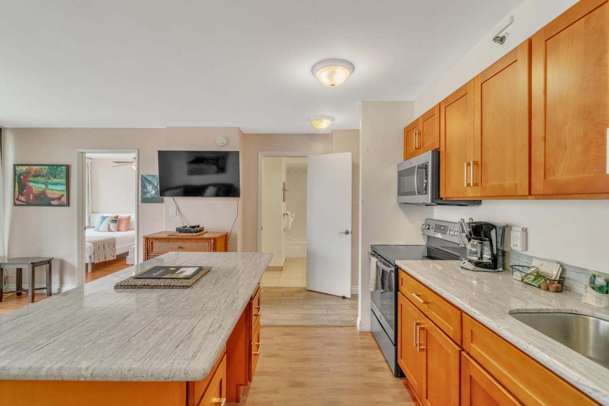 Waikiki Family 1 Block From With Full Kitchen, Pool, And Free Parking *