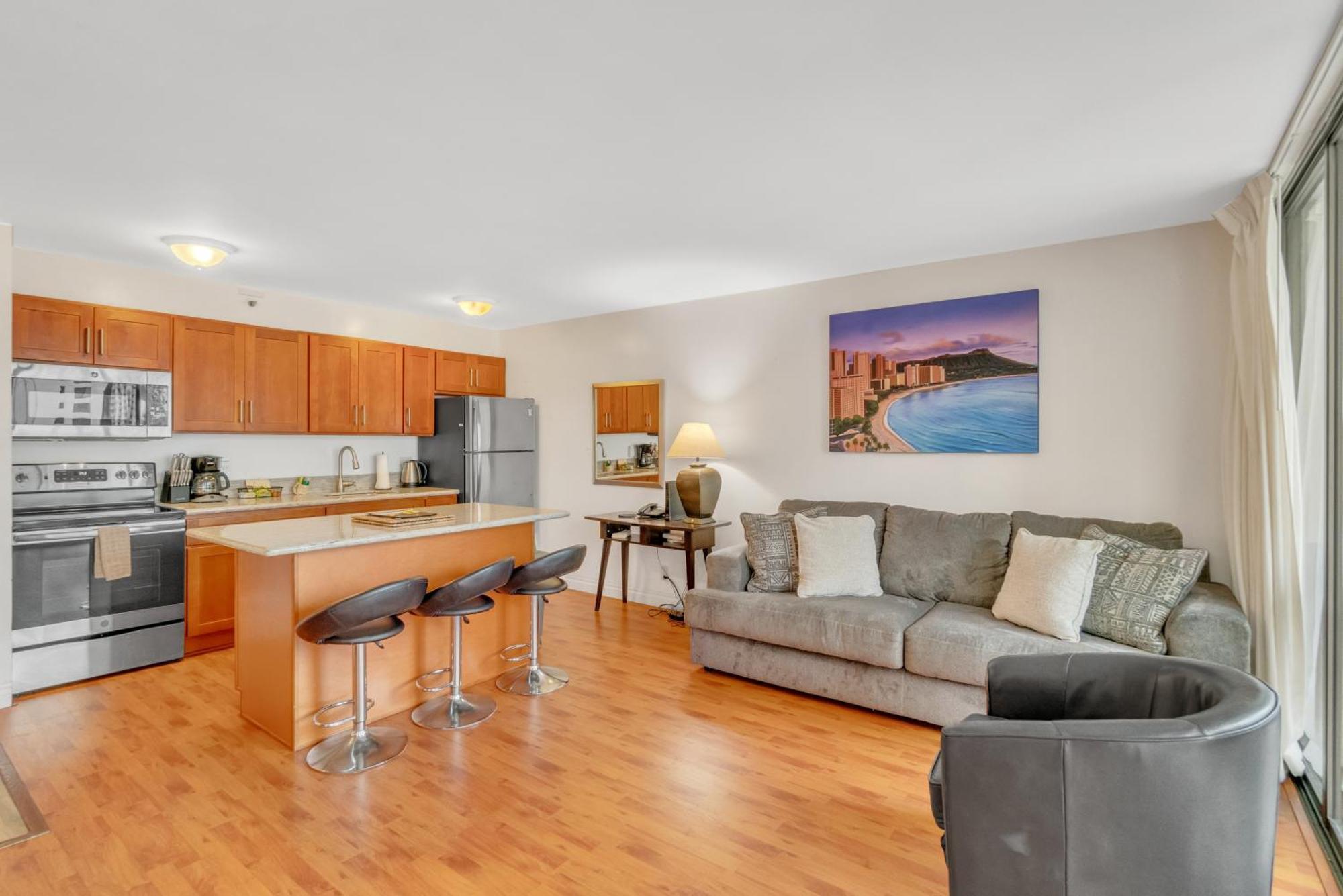 Waikiki Family 1 Block From With Full Kitchen, Pool, And Free Parking Honolulu
