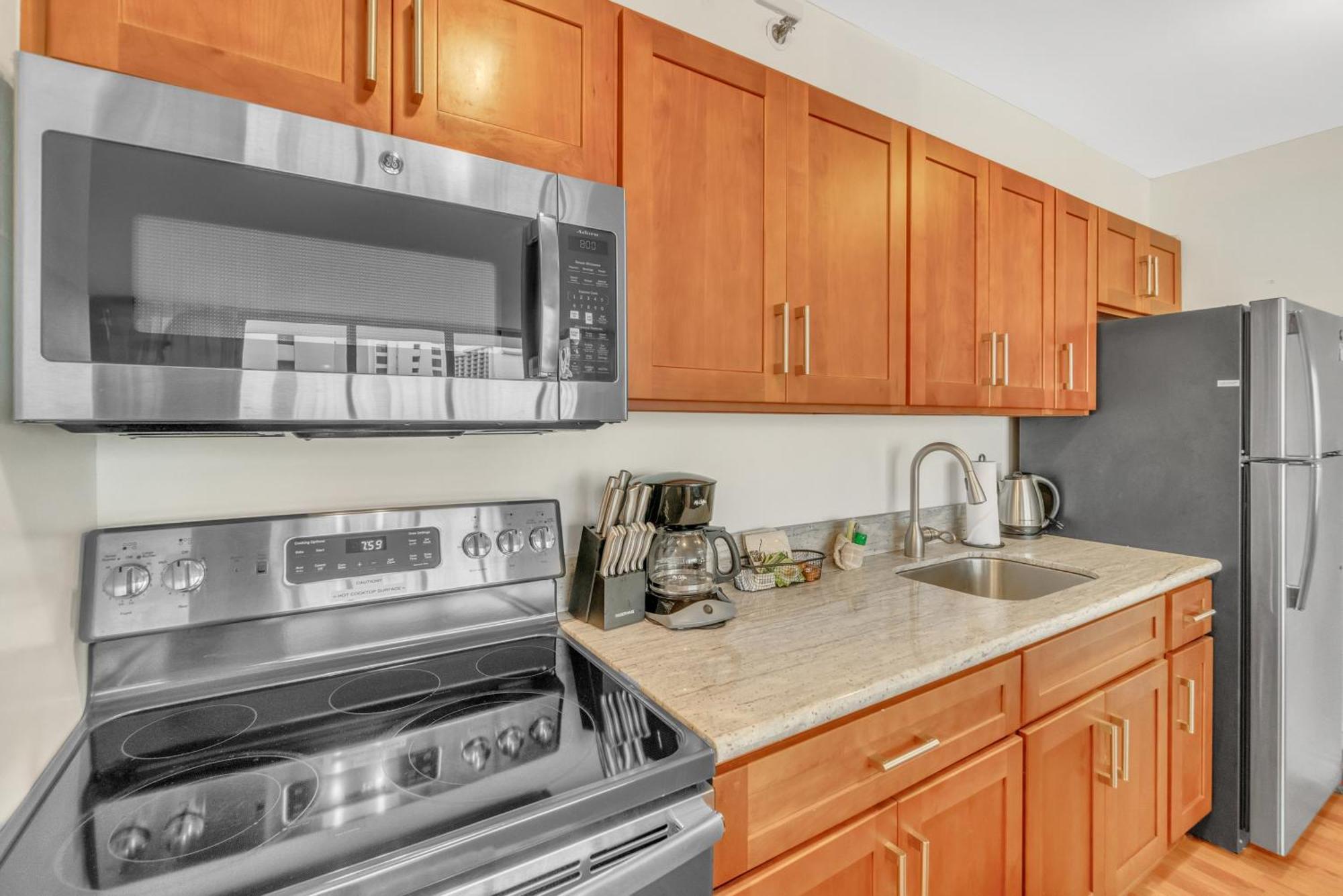 Apartment Waikiki Family 1 Block From With Full Kitchen, Pool, And Free Parking *
