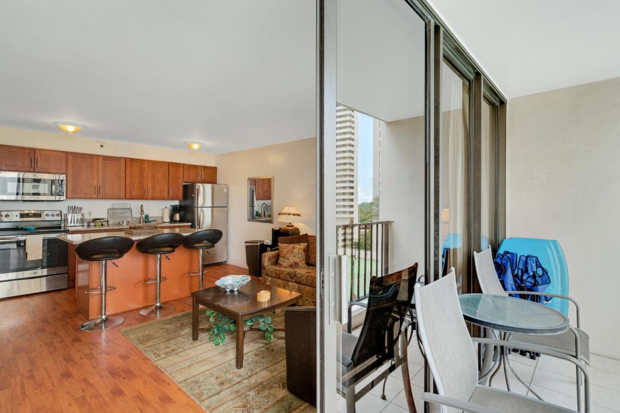 Apartment Waikiki Family 1 Block From With Full Kitchen, Pool, And Free Parking *