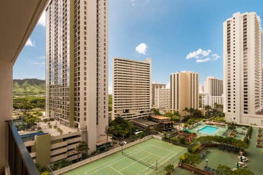Apartment Waikiki Family 1 Block From With Full Kitchen, Pool, And Free Parking