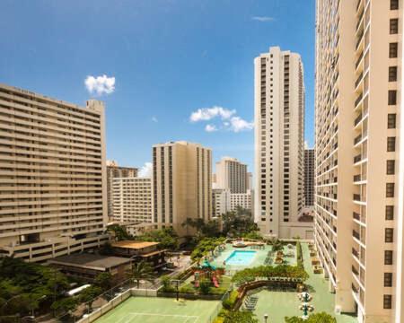 Waikiki Family 1 Block From With Full Kitchen, Pool, And Free Parking Apartment *