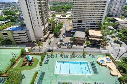 Waikiki Family 1 Block From With Full Kitchen, Pool, And Free Parking
