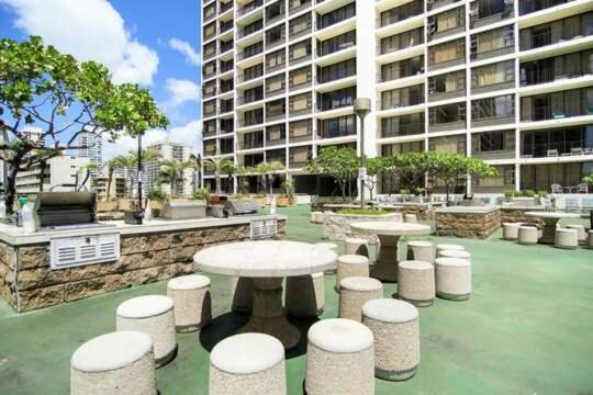 Waikiki Family 1 Block From With Full Kitchen, Pool, And Free Parking *