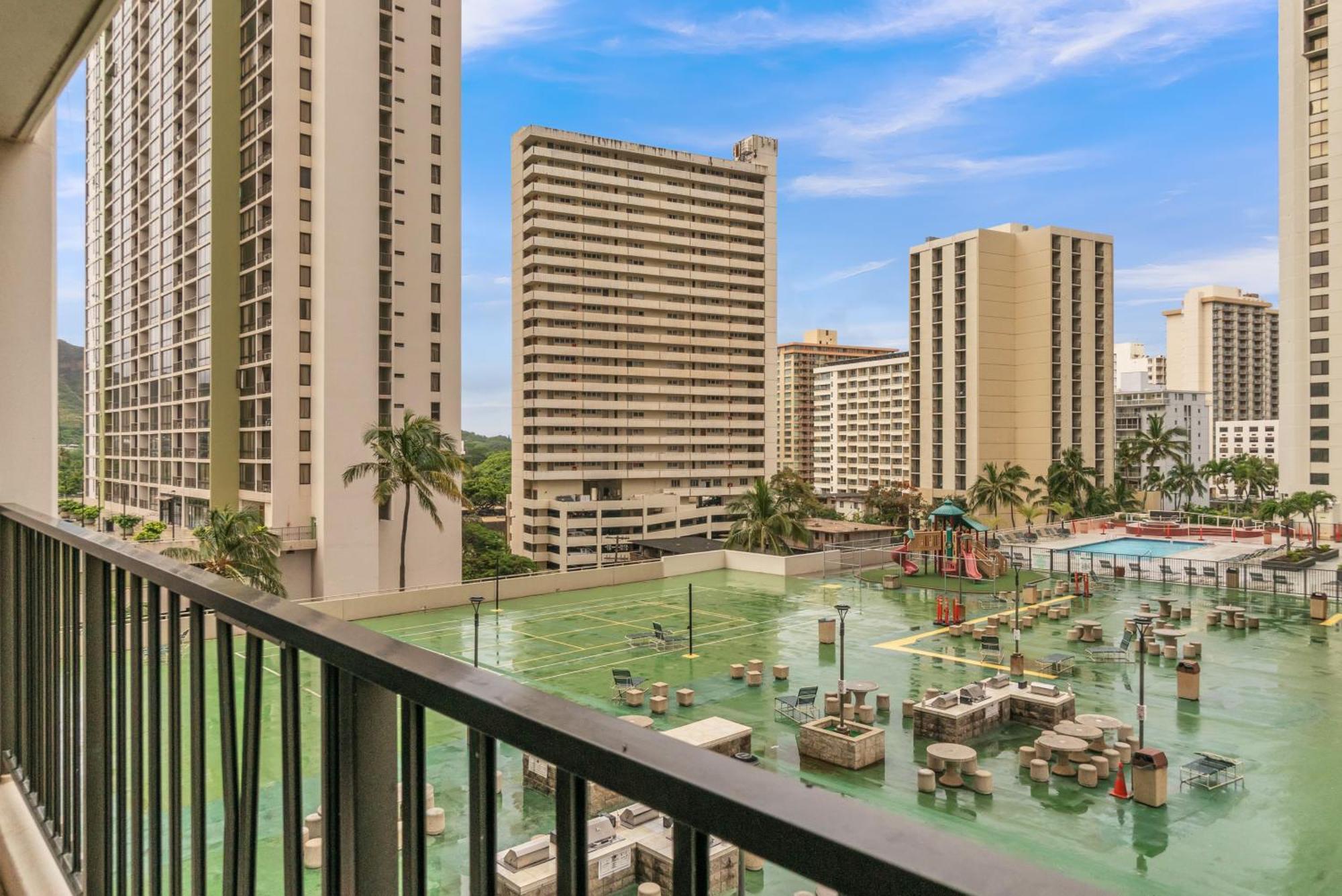 Apartment Waikiki Family 1 Block From With Full Kitchen, Pool, And Free Parking