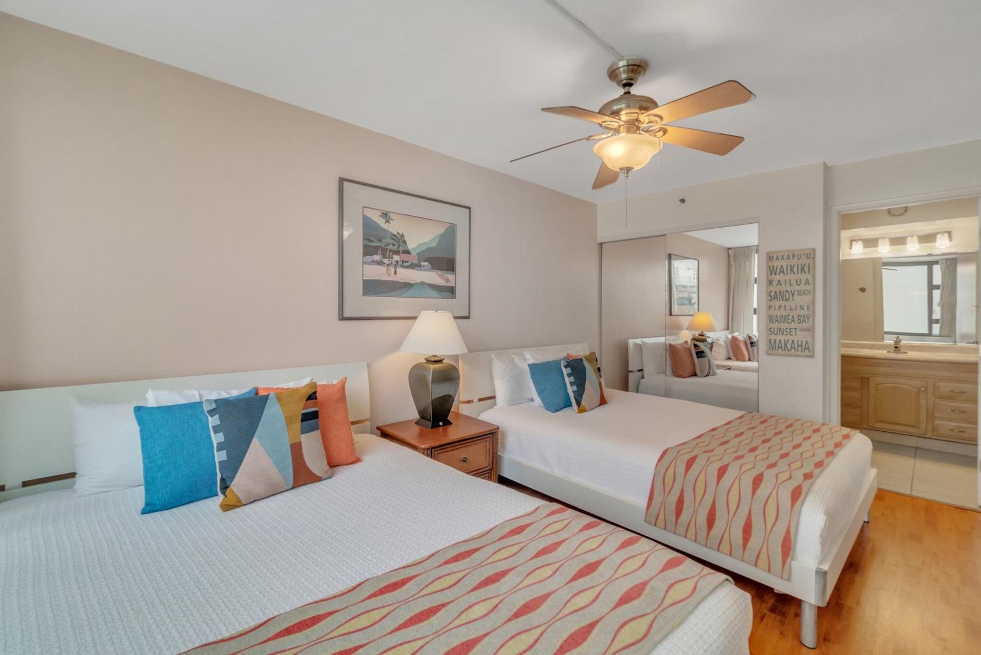Waikiki Family 1 Block From With Full Kitchen, Pool, And Free Parking