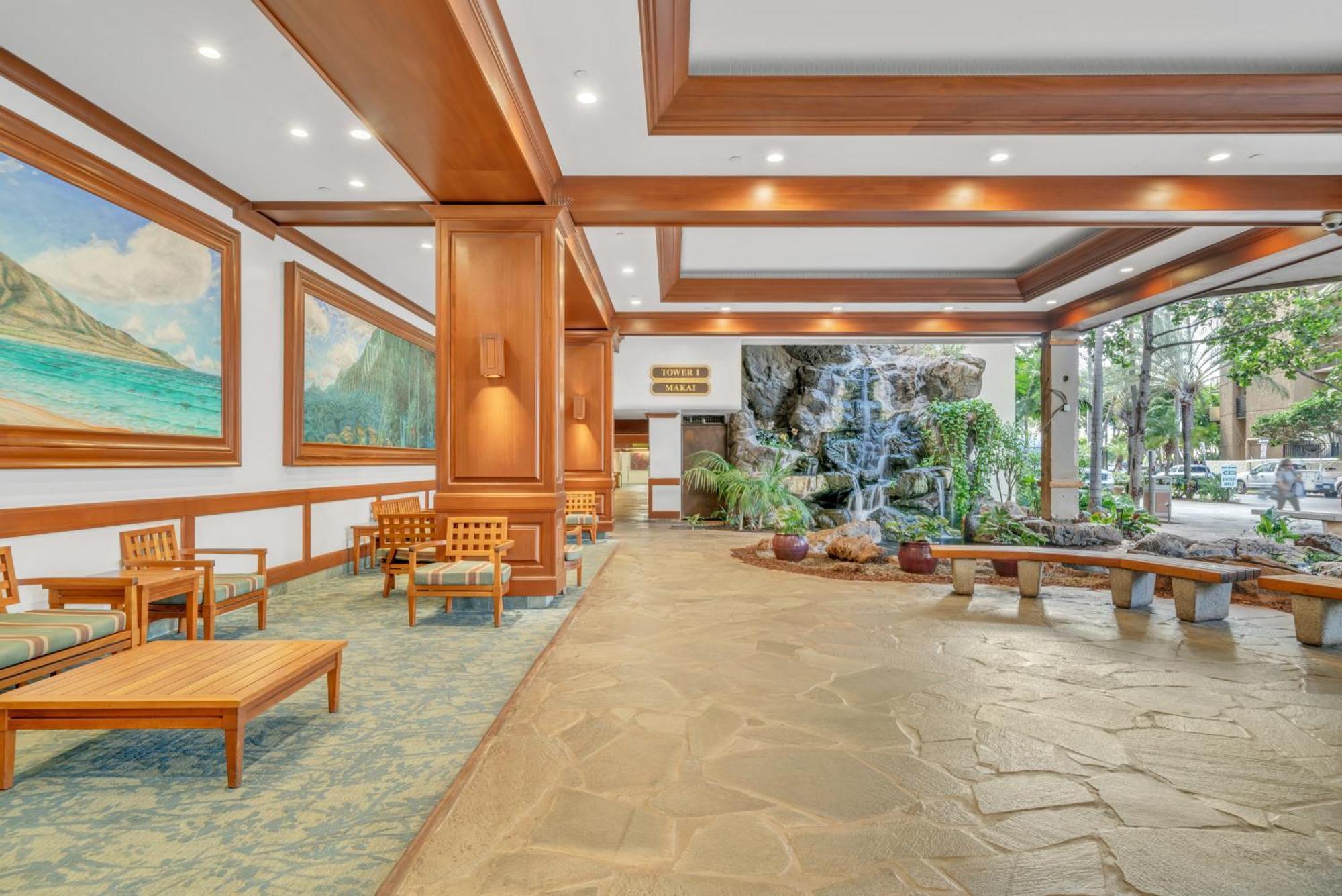 Apartment Waikiki Family 1 Block From With Full Kitchen, Pool, And Free Parking