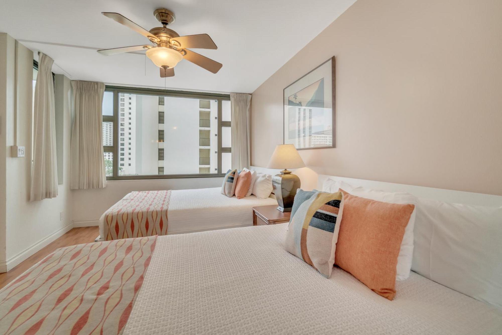 Apartment Waikiki Family 1 Block From With Full Kitchen, Pool, And Free Parking Honolulu