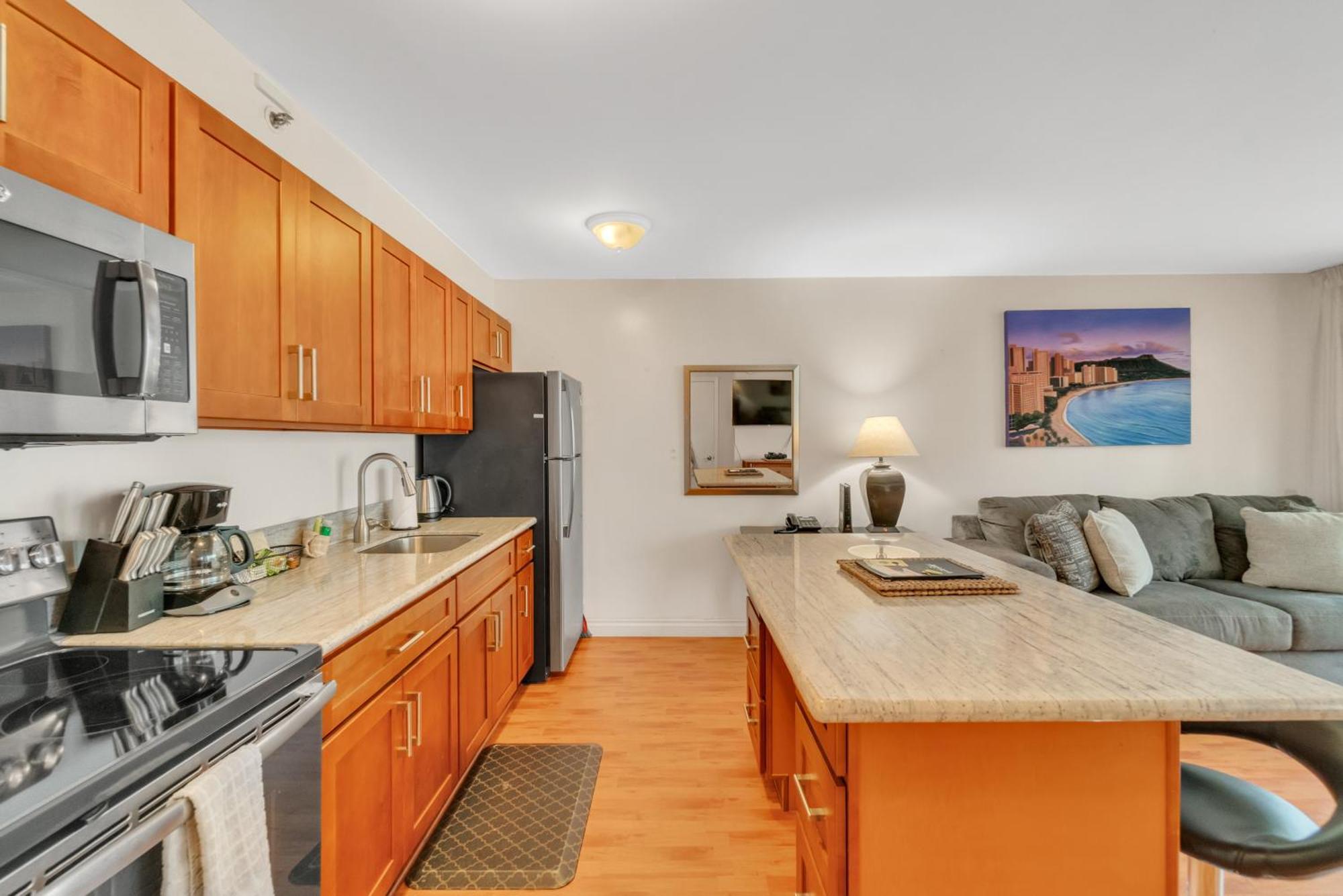 Waikiki Family 1 Block From With Full Kitchen, Pool, And Free Parking * Honolulu