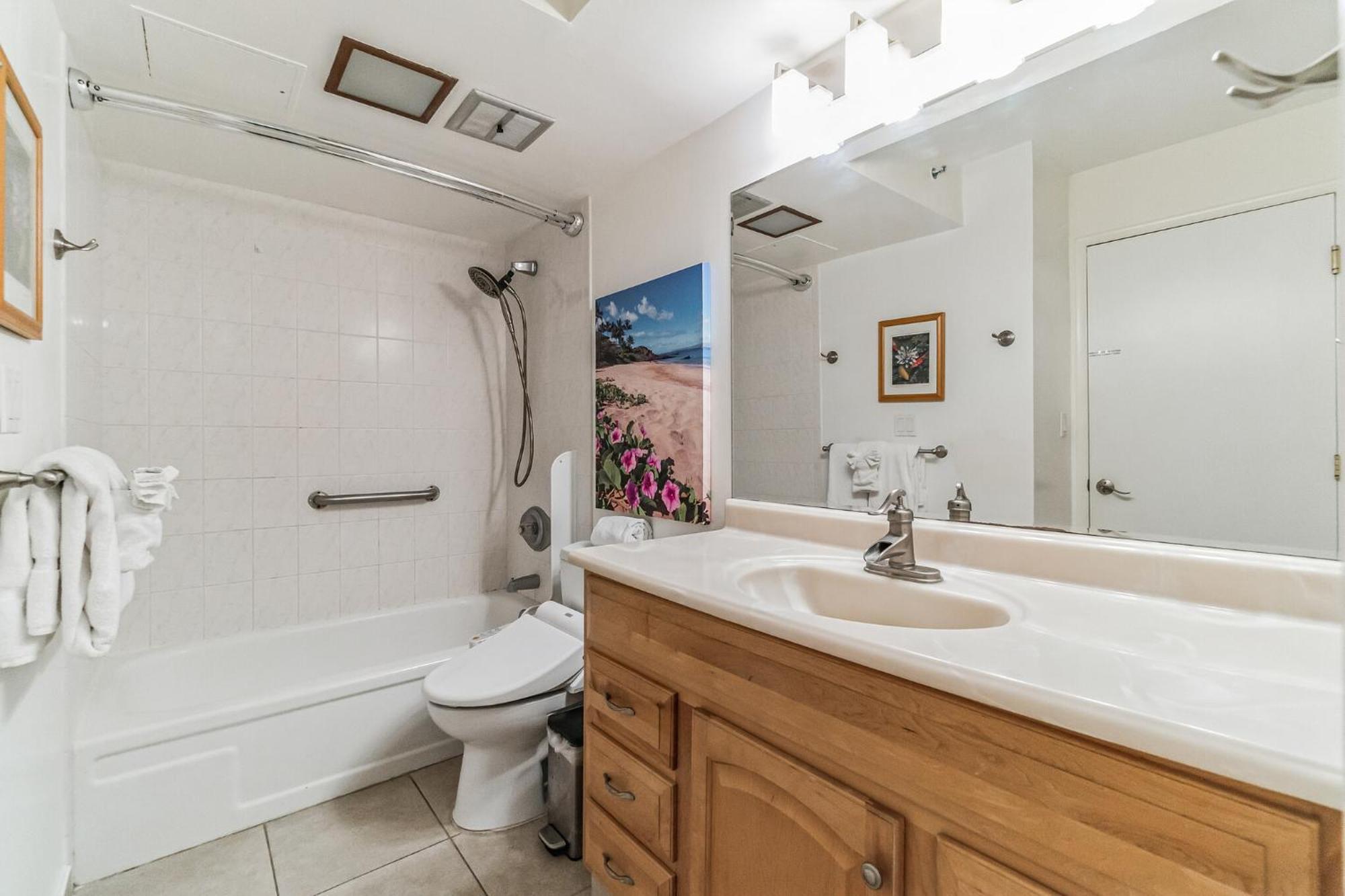Apartment Waikiki Family 1 Block From With Full Kitchen, Pool, And Free Parking