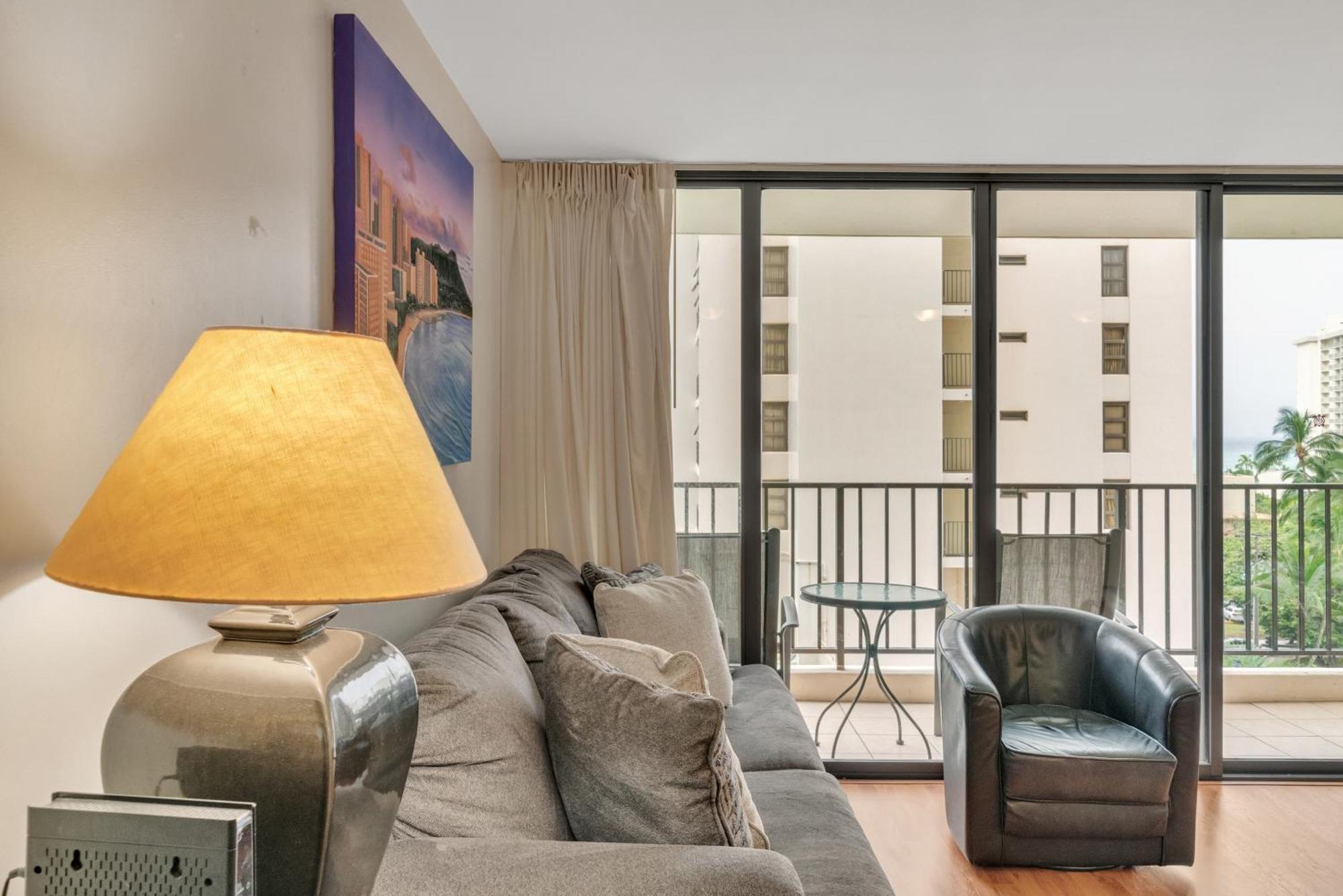 Waikiki Family 1 Block From With Full Kitchen, Pool, And Free Parking Apartment *