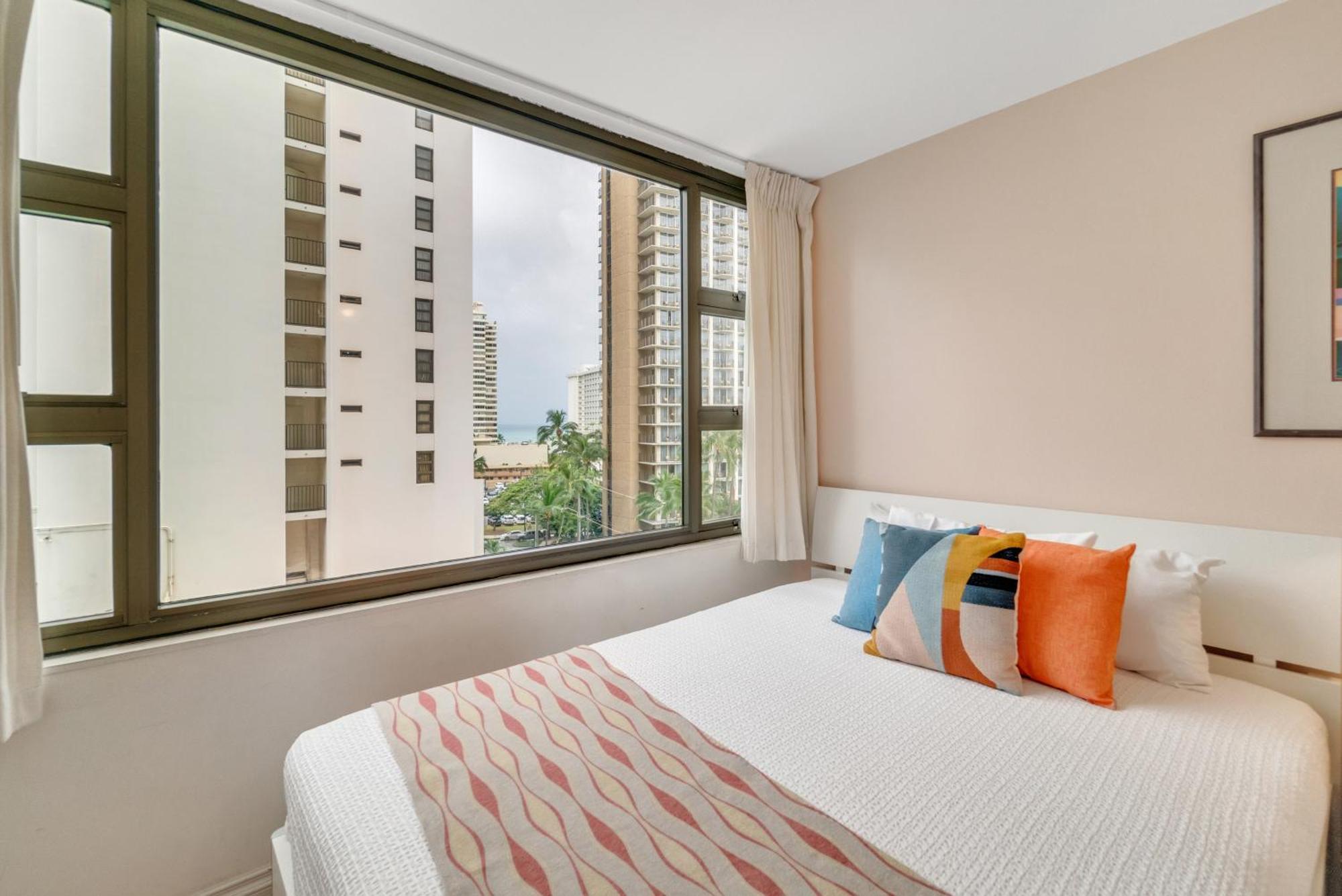 Apartment Waikiki Family 1 Block From With Full Kitchen, Pool, And Free Parking *