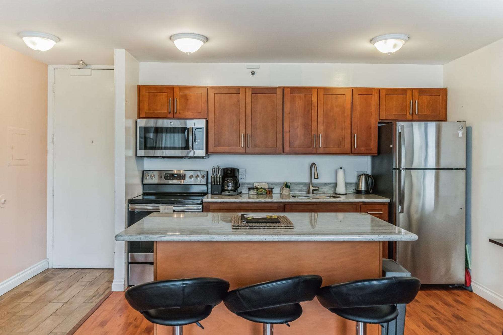 Waikiki Family 1 Block From With Full Kitchen, Pool, And Free Parking *