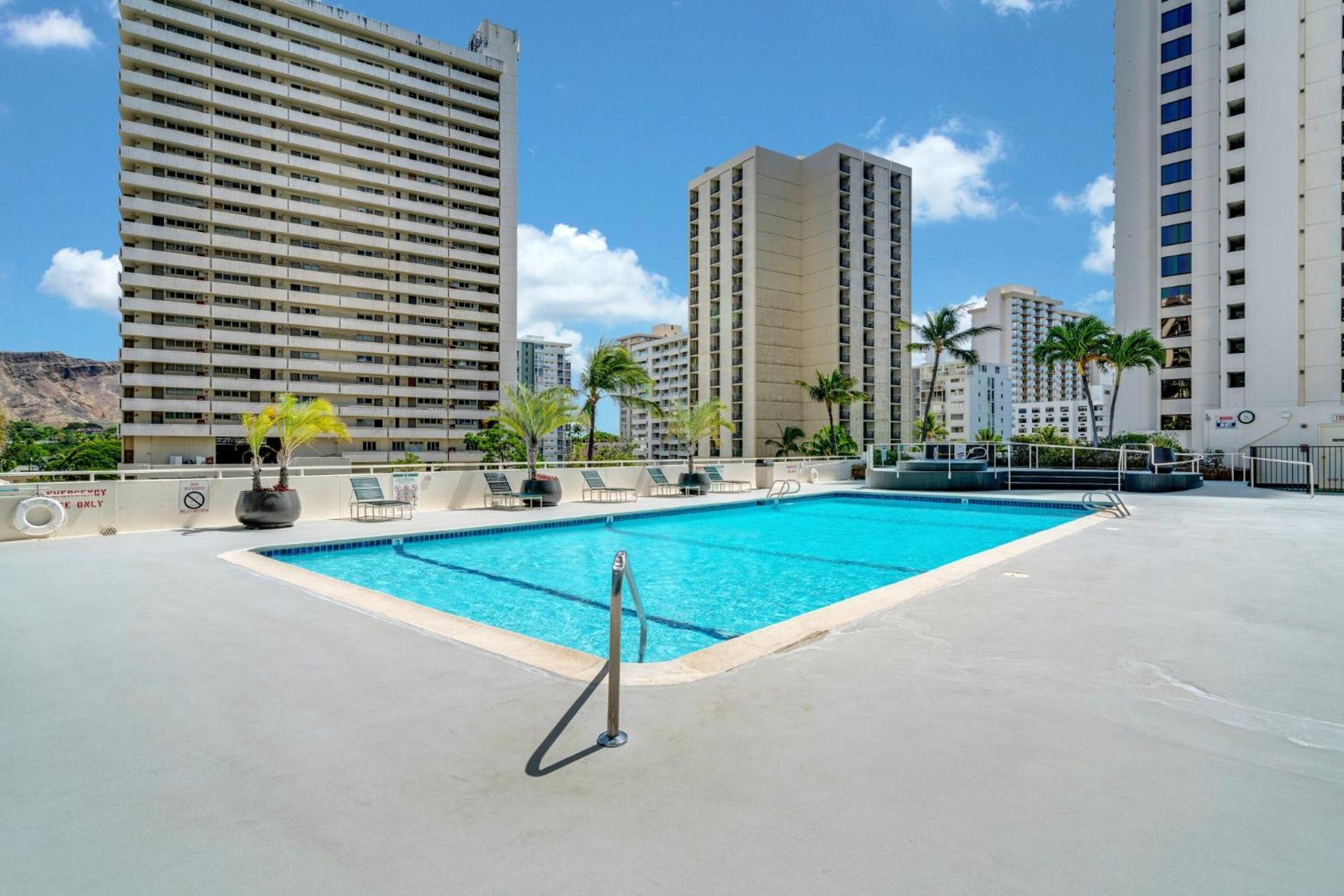 Waikiki Family 1 Block From With Full Kitchen, Pool, And Free Parking * Honolulu