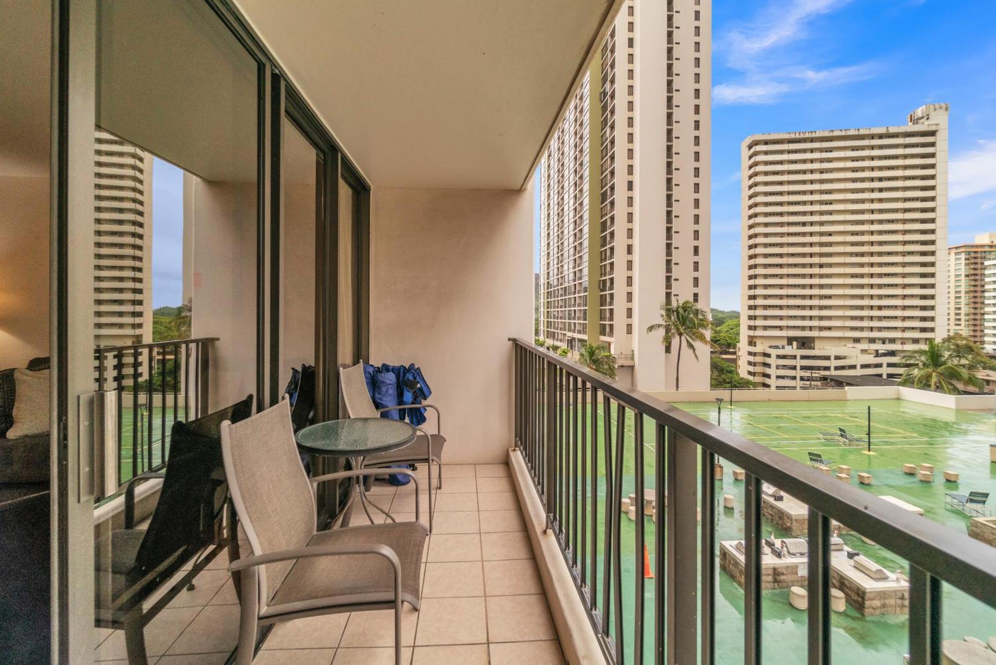 Waikiki Family 1 Block From With Full Kitchen, Pool, And Free Parking