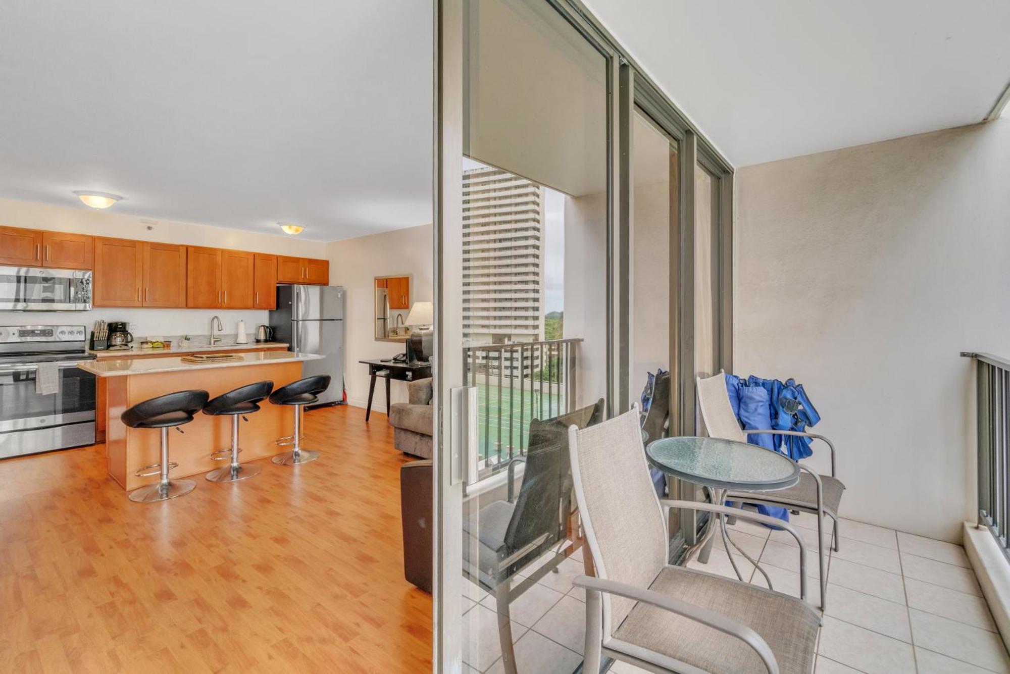 Waikiki Family 1 Block From With Full Kitchen, Pool, And Free Parking Apartment *