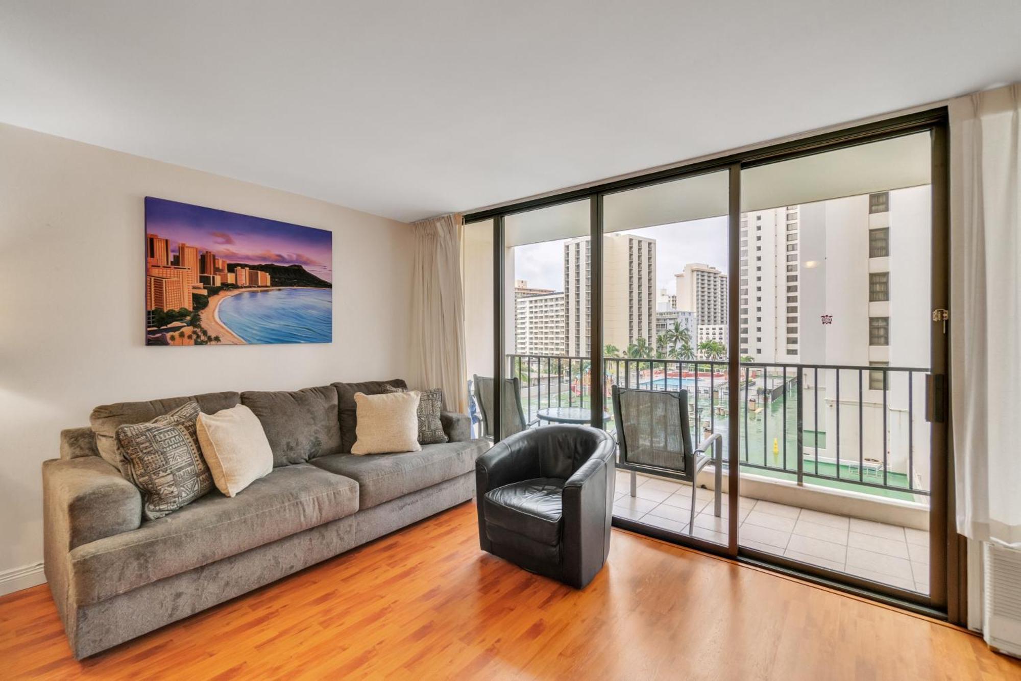 Apartment Waikiki Family 1 Block From With Full Kitchen, Pool, And Free Parking Honolulu