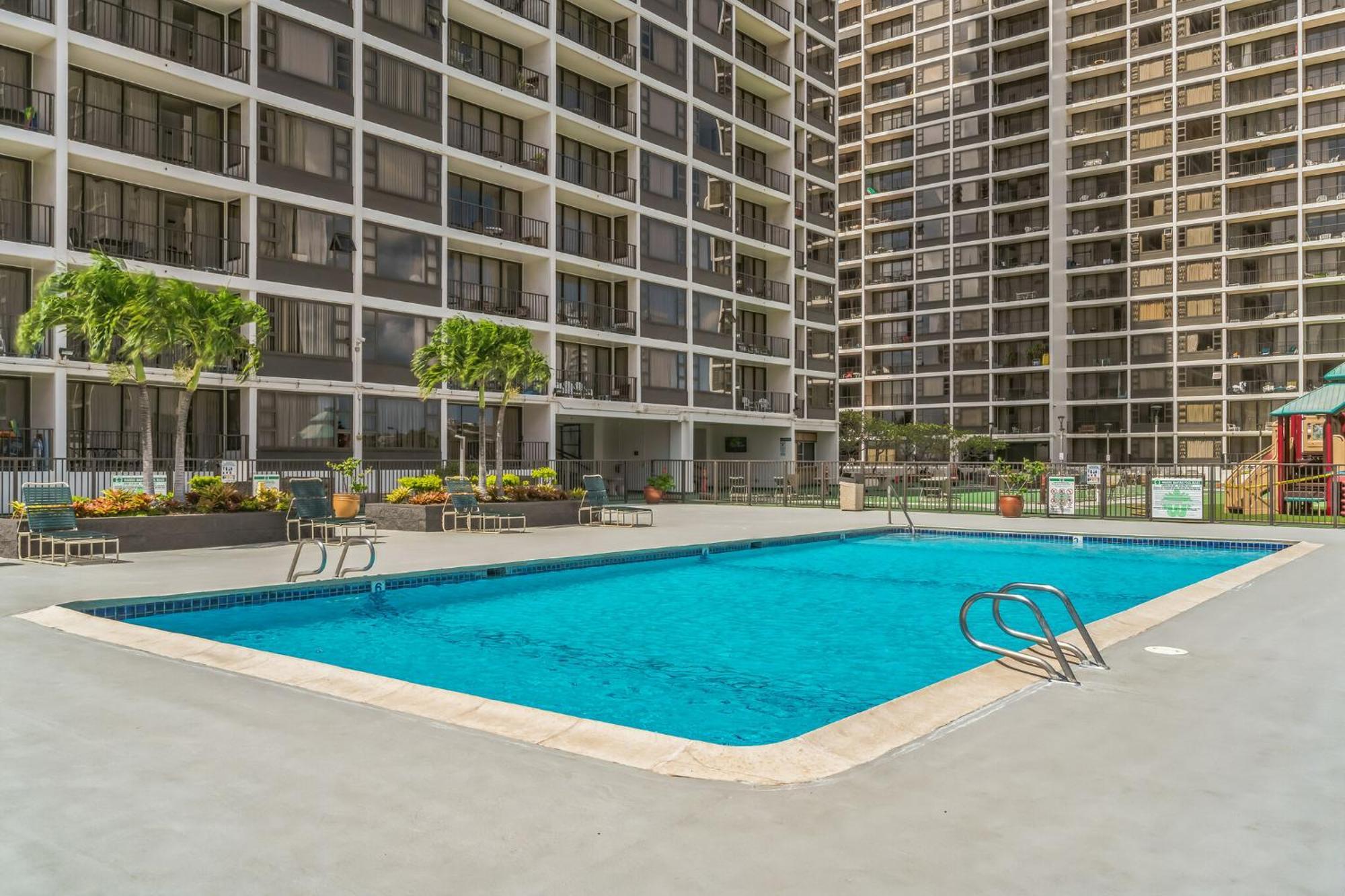 Waikiki Family 1 Block From With Full Kitchen, Pool, And Free Parking Apartment *