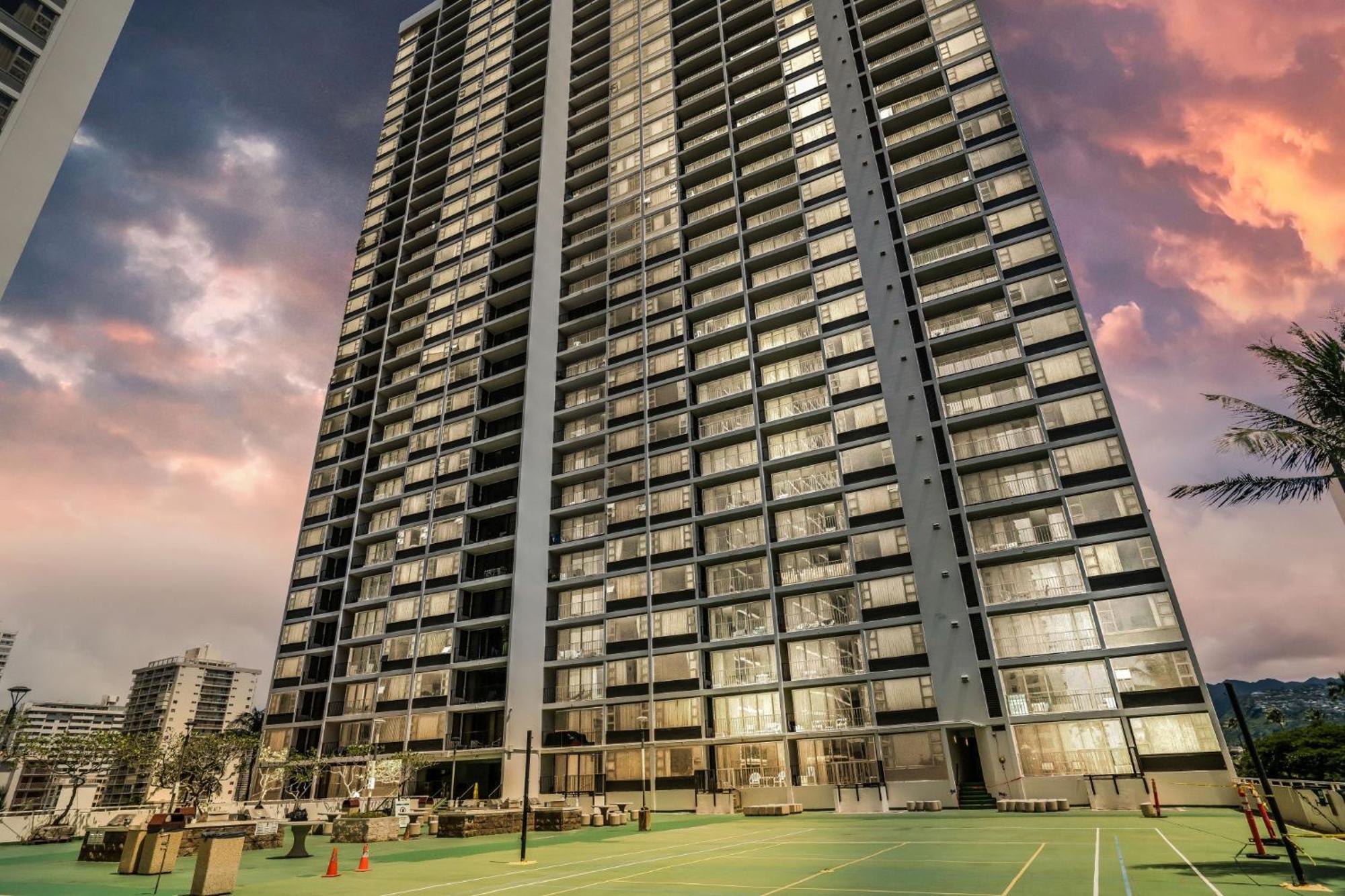 Apartment Waikiki Family 1 Block From With Full Kitchen, Pool, And Free Parking
