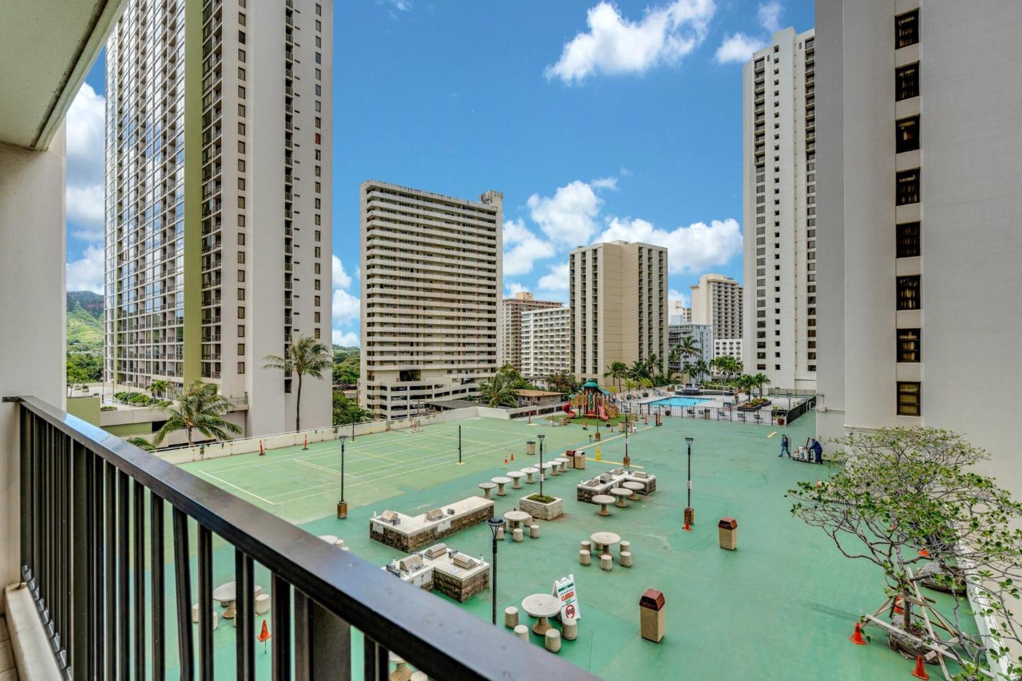 Waikiki Family 1 Block From With Full Kitchen, Pool, And Free Parking