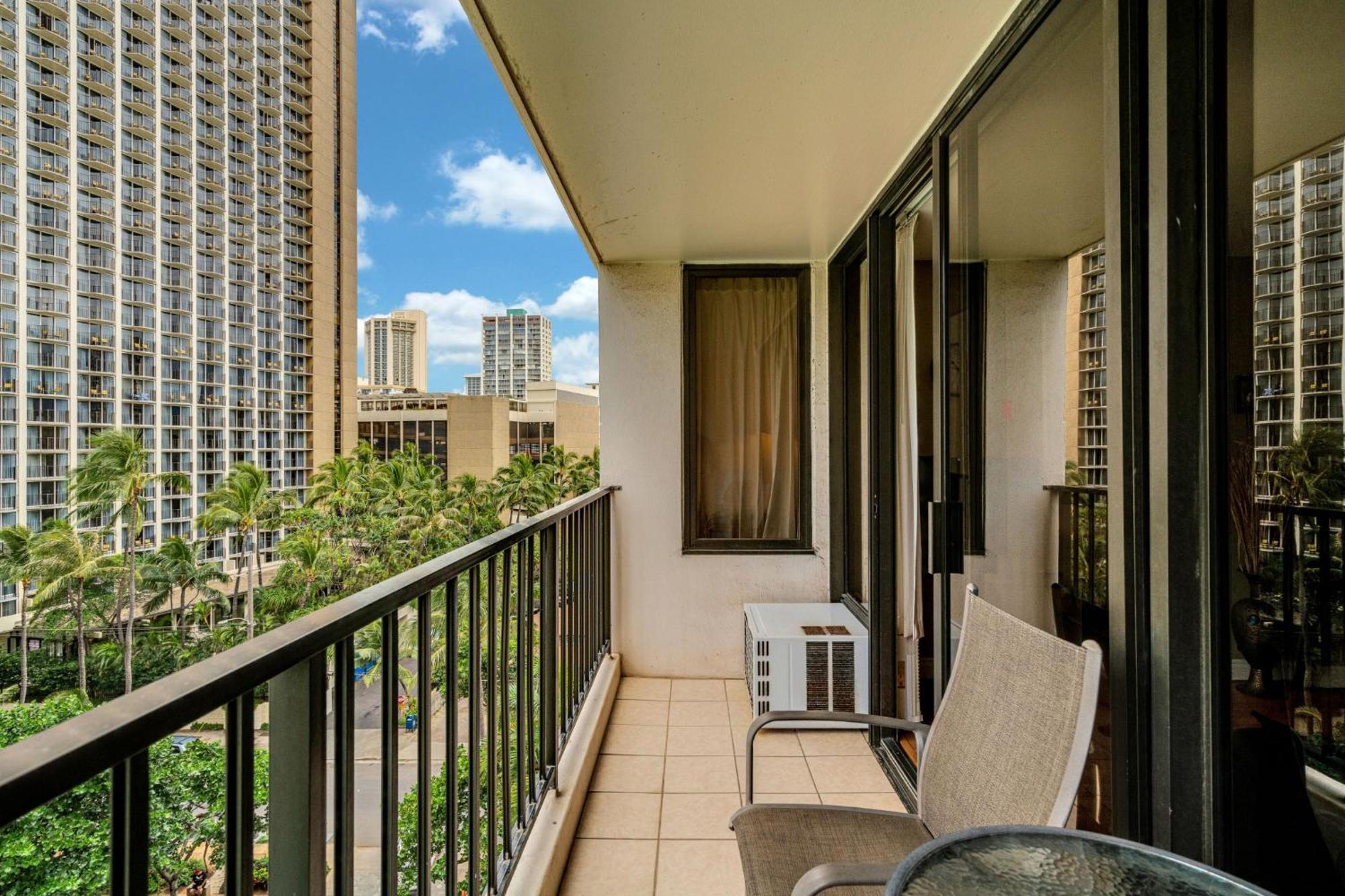 Waikiki Family 1 Block From With Full Kitchen, Pool, And Free Parking *