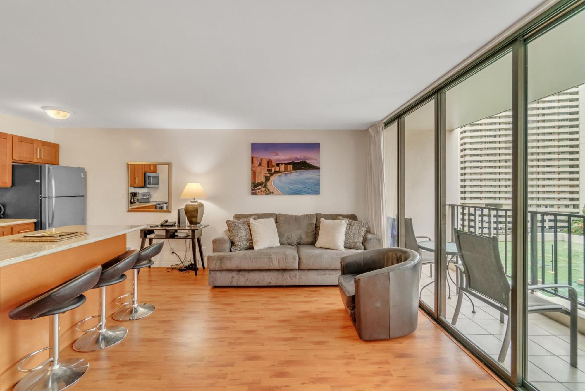 Apartment Waikiki Family 1 Block From With Full Kitchen, Pool, And Free Parking *