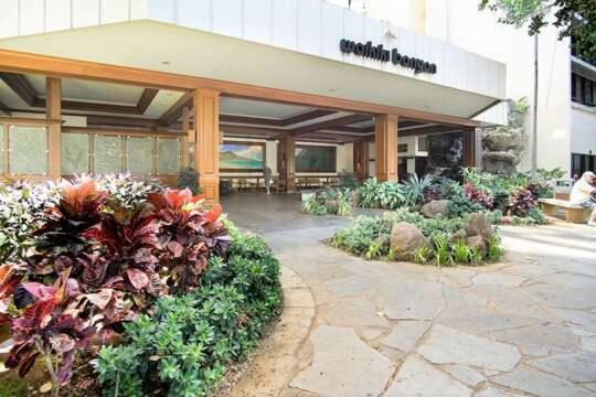 Waikiki Family 1 Block From With Full Kitchen, Pool, And Free Parking * Honolulu