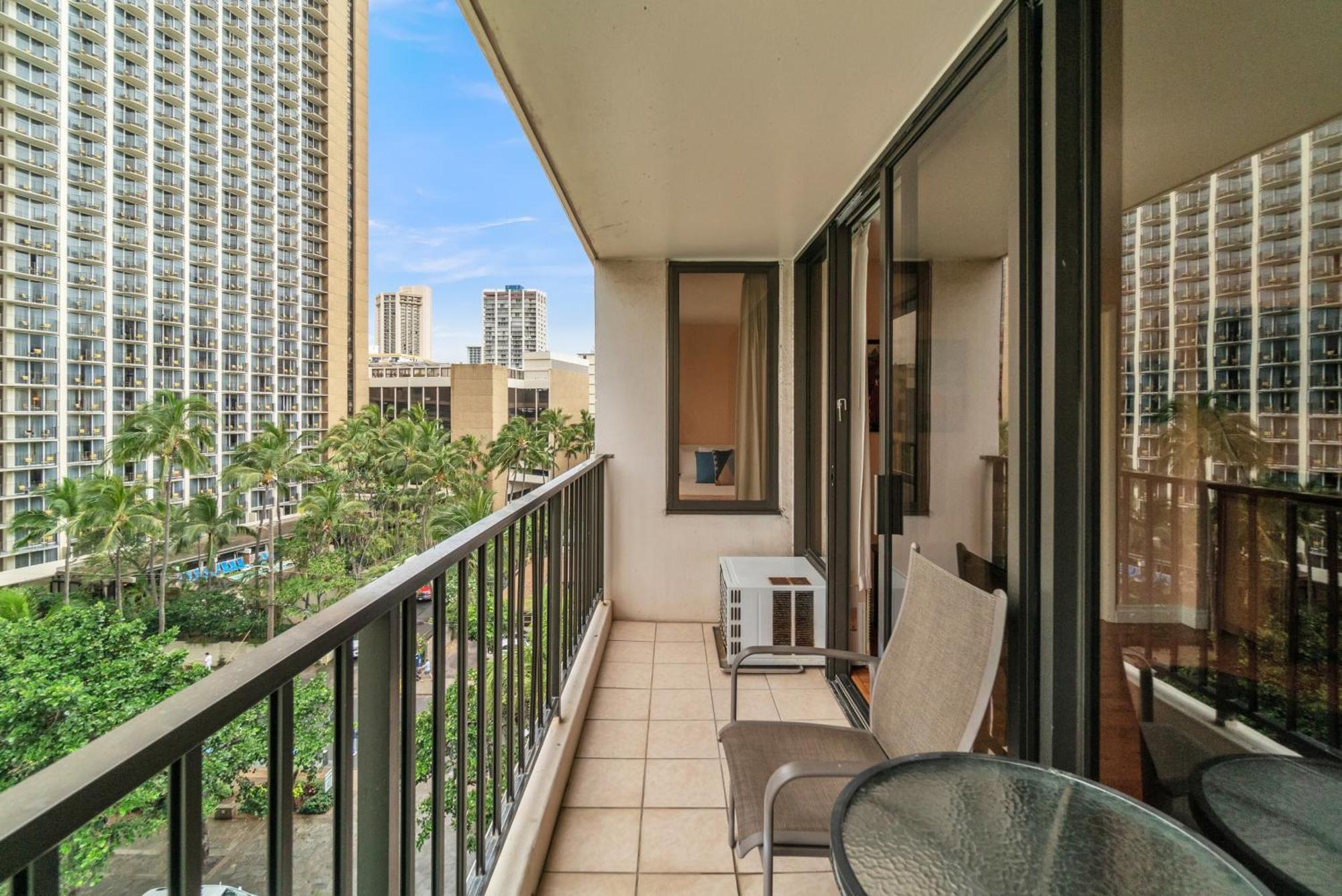 Waikiki Family 1 Block From With Full Kitchen, Pool, And Free Parking * Honolulu