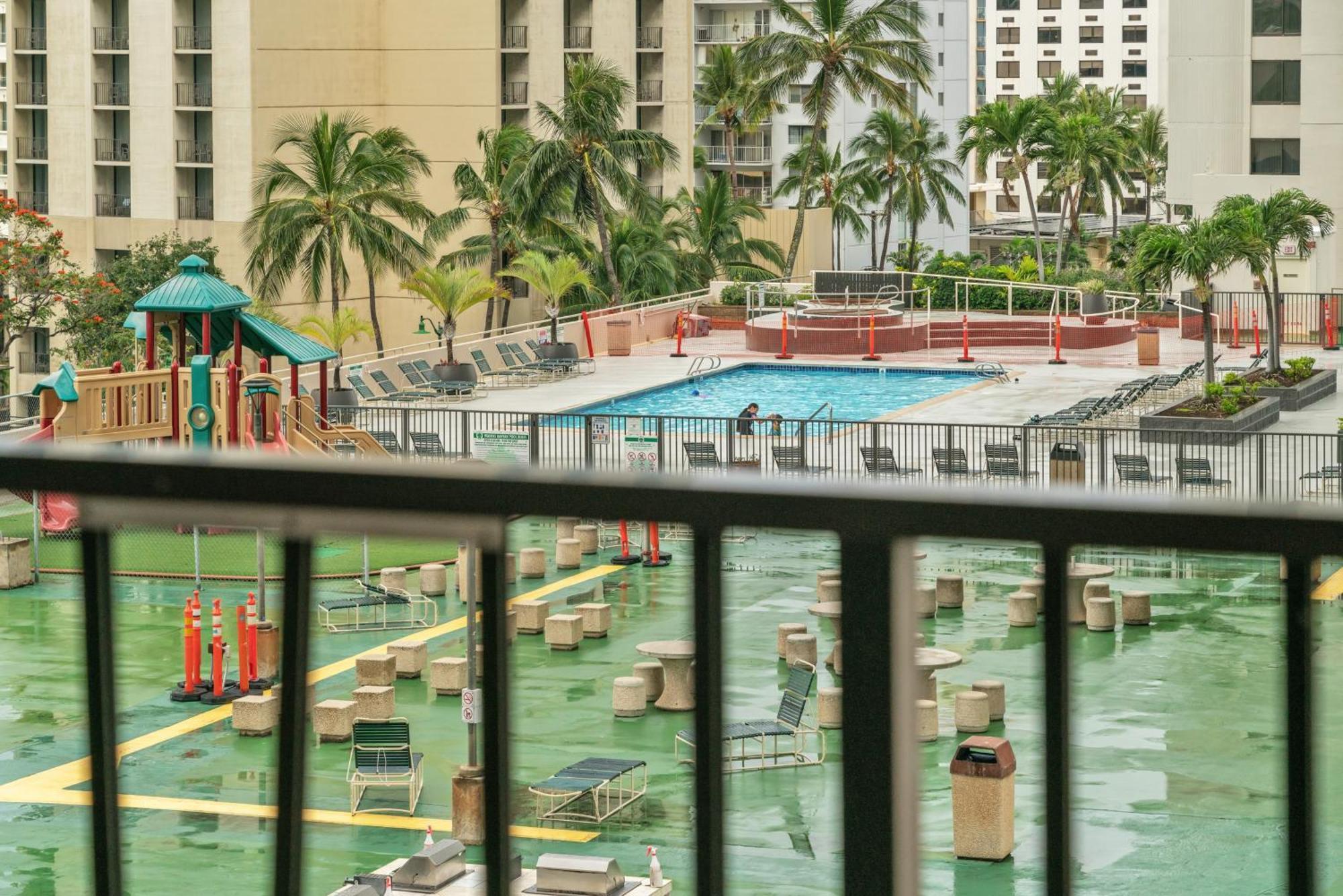 Apartment Waikiki Family 1 Block From With Full Kitchen, Pool, And Free Parking Honolulu