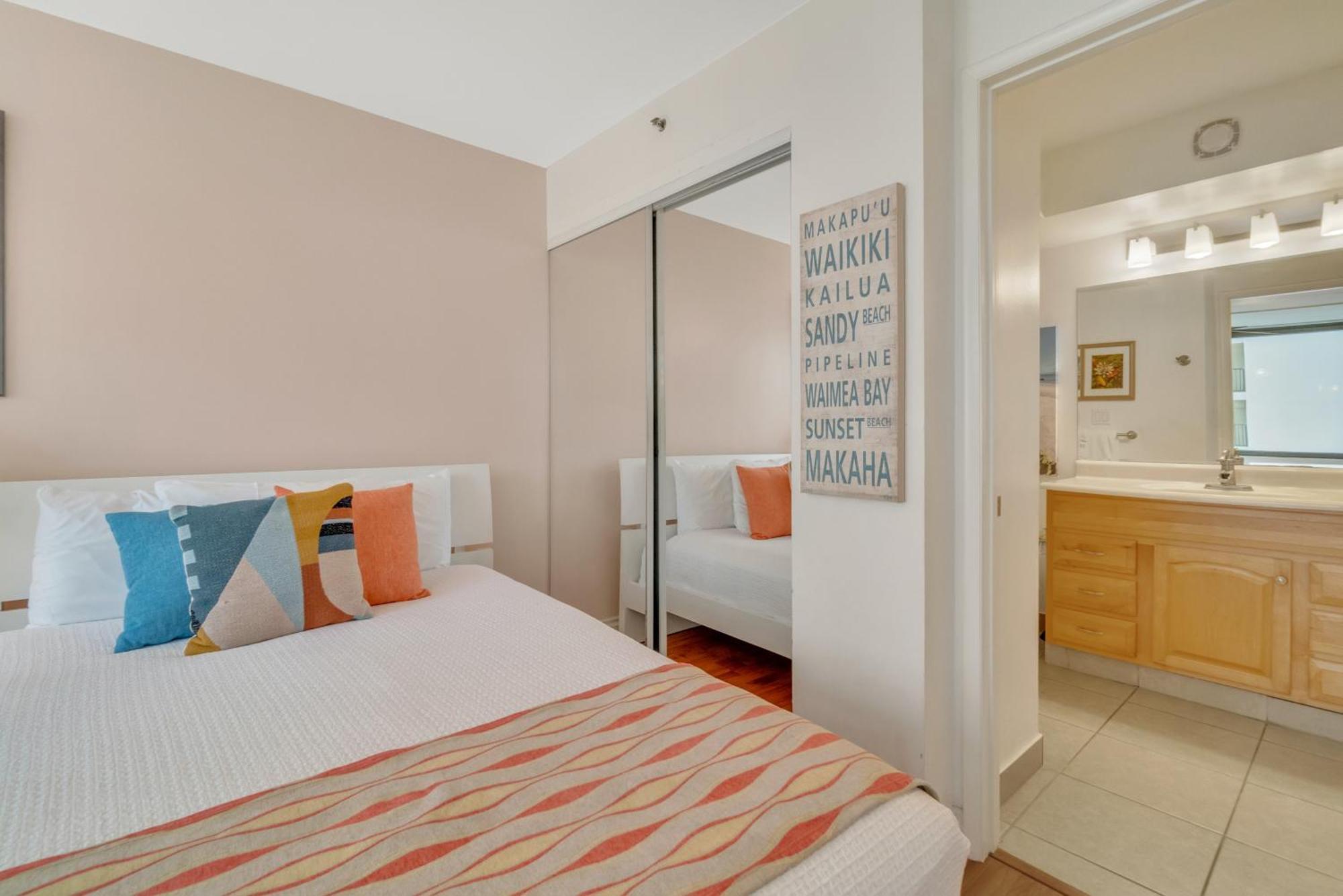 Waikiki Family 1 Block From With Full Kitchen, Pool, And Free Parking Apartment Honolulu